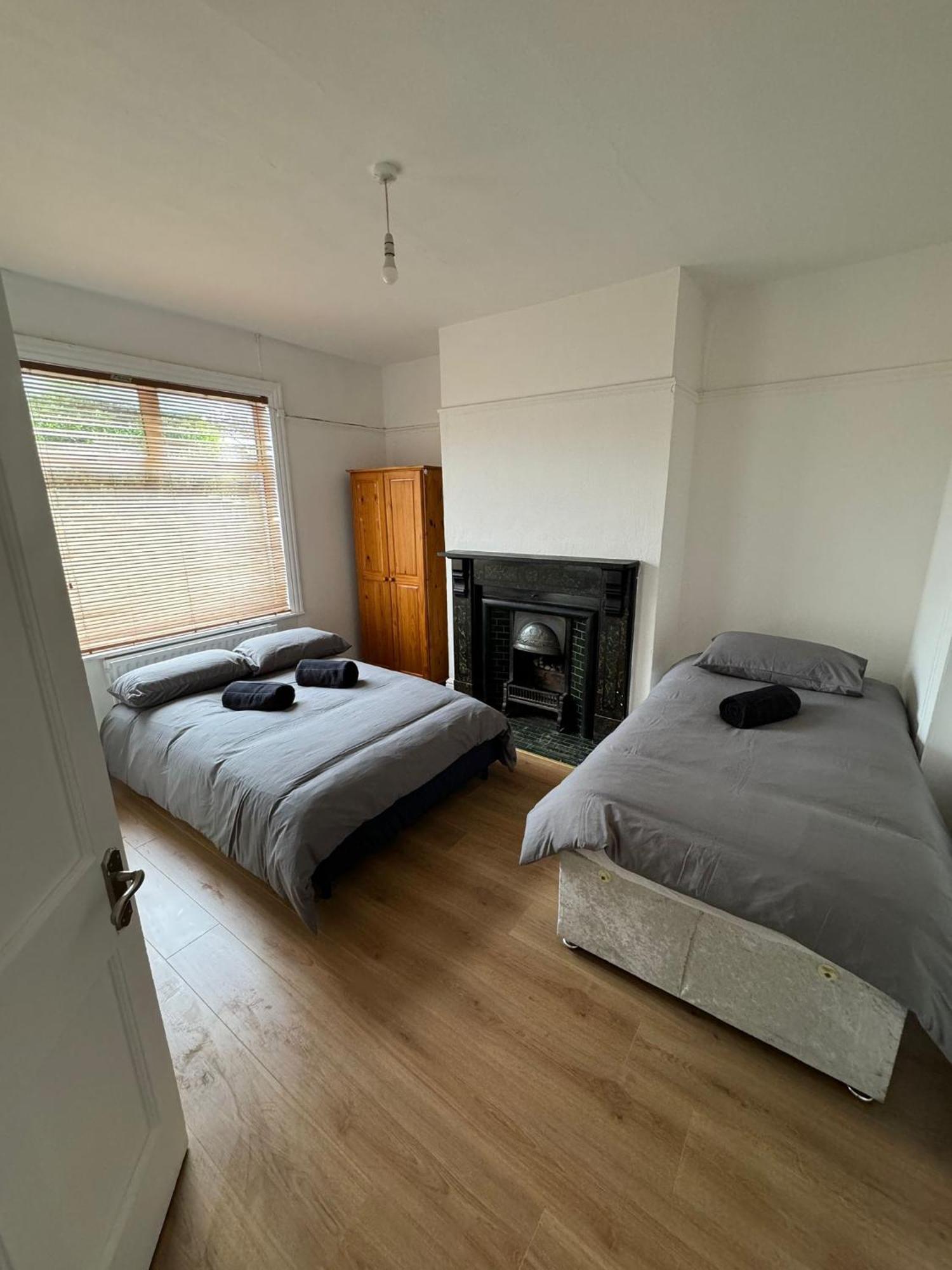 Very Nice Triple Room At 2 Iveragh Rd-5 Dublin Bagian luar foto